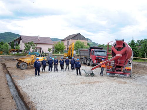 Santier, muncitori in constructii